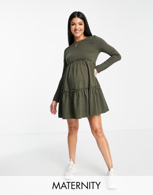 River Island – Umstandsmode – Langärmliges, gestuftes Minikleid in Khaki