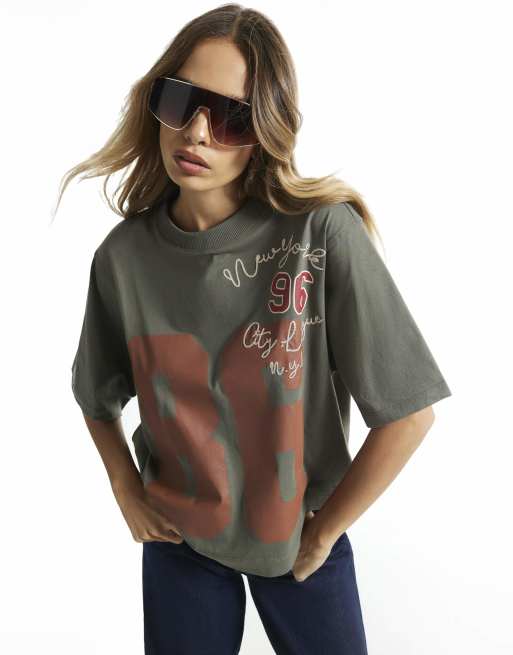 River Island Varsity badge t-shirt in khaki, 2 of 4
