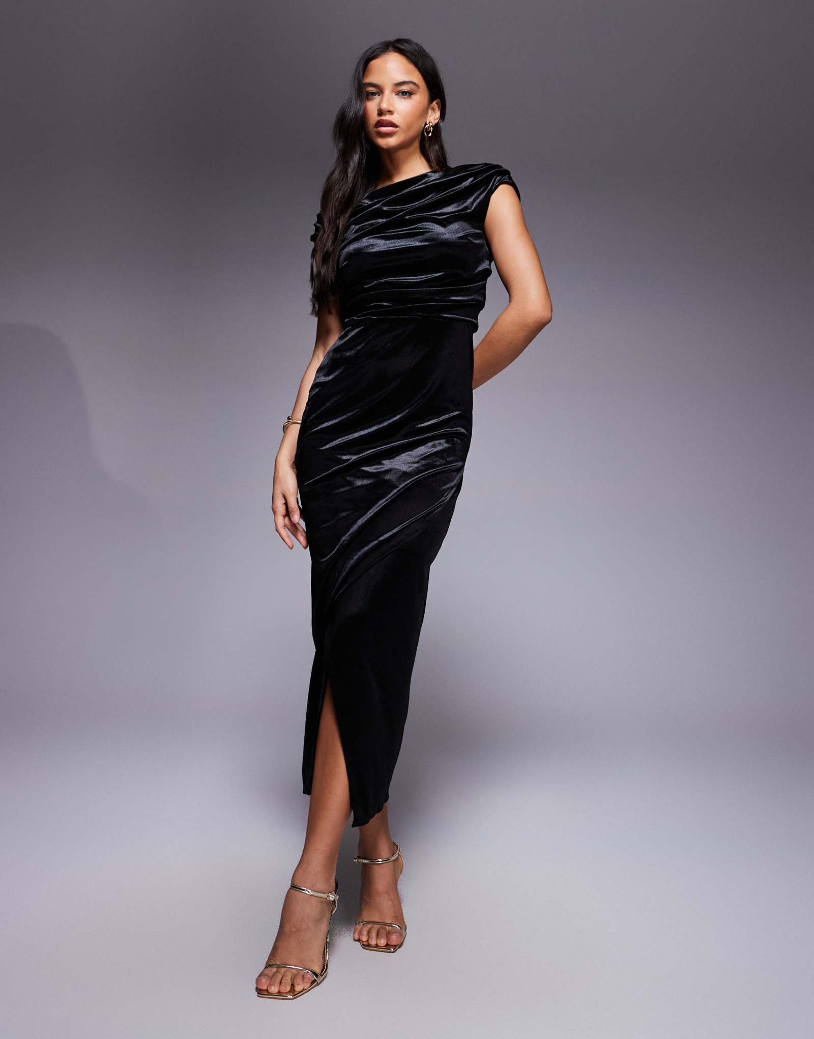 Бархатное платье миди с драпировкой River Island черного цвета 