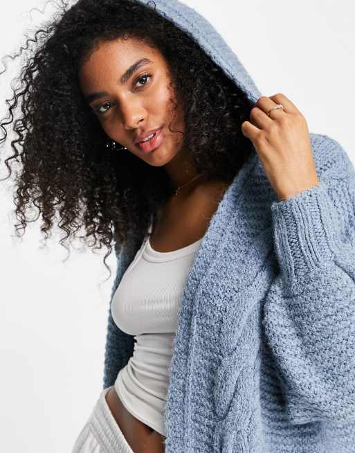 River Island - Vest met kabels en capuchon in lichtblauw