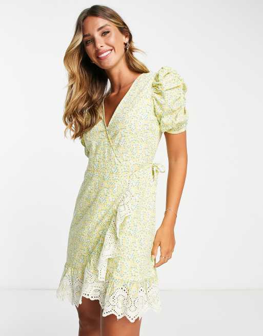 River Island - Vestito corto da giorni a portafoglio giallo a fiorellini con pizzo