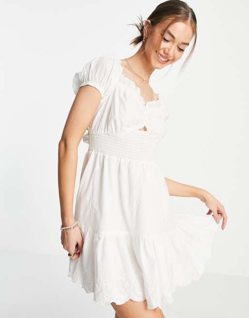 River Island - Vestito da mare corto color crema arricciato con maniche a sbuffo