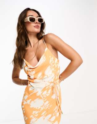 River Island - Vestito midi stile sottoveste in raso arancione a fiori con scollo ad anello