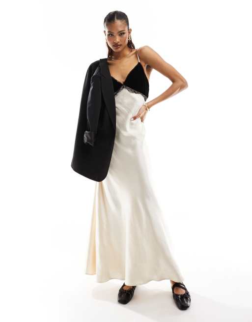 River Island - Vestito sottoveste crema in raso con dettaglio in pizzo