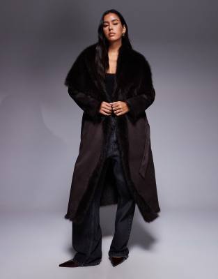 River Island - Wasserfallmantel in Dunkelbraun mit Kunstpelzbesatz-Brown