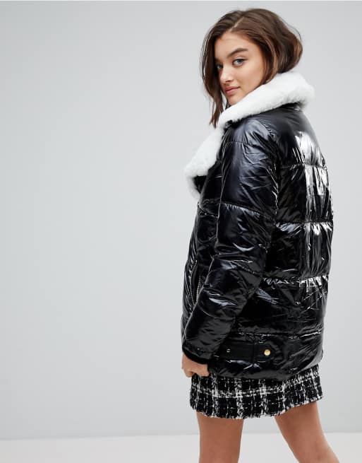 River Island – Wattierte Jacke in Lackoptik mit Kunstfellfutter River Island – Wattierte Jacke in Lackoptik mit Kunstfellfutter