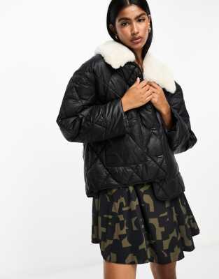 River Island - Wattierte Jacke in Schwarz mit Kunstpelzkragen