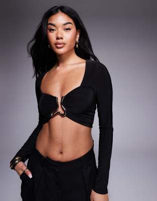wavy trim crop top in black