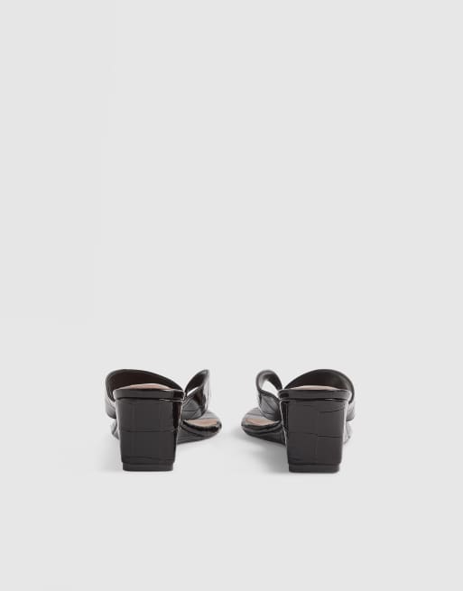 River Island Weave toe thong croc wedges in dark brown, 4 of 4
