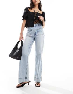 River Island - Weit geschnittene Jeans in hellblauer Waschung mit Taschendetail