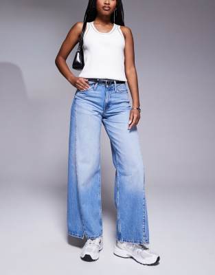 wide leg jeans with detachable belt in lightwash blue