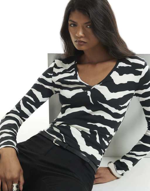 River Island Zebra v neck long sleeve top in black , 3 of 4
