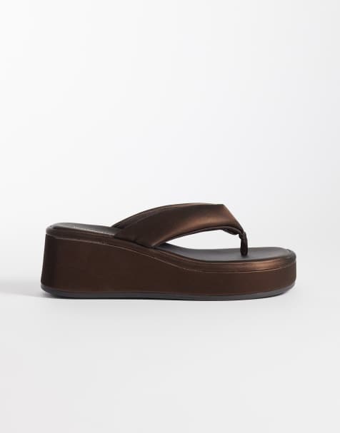 River Island – Zehenstegsandalen in Braun mit gepolsterter Plateausohle - view 1