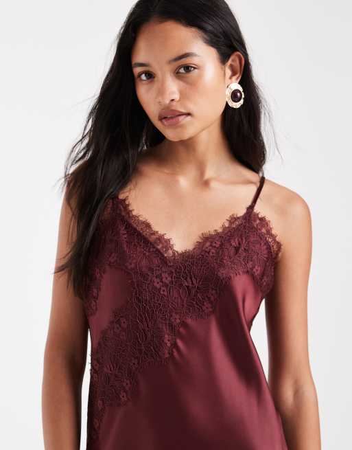 Robe courte asymétrique en satin avec bordure en dentelle rouge foncé, 2 de 4