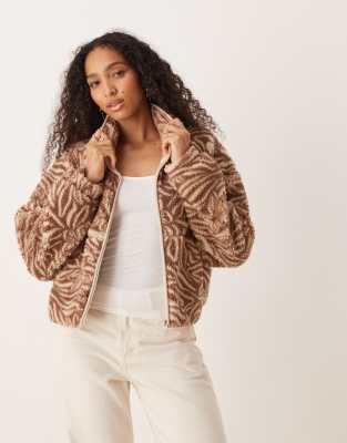 Roxy - Blurry Cloud - Relaxed-Fit-Jacke aus Fleece in Pergamentbraun mit floralem Animal-Print und durchgehendem Reißver...