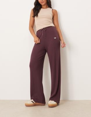 Roxy - Rise & Vibe New - Gerippe, weit geschnittene Sporthose in Schwarzbeere-Rot