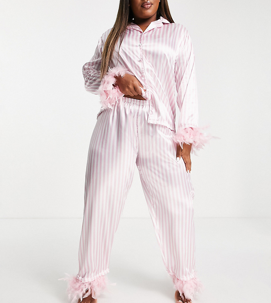 фото Розовая атласная пижама в полоску со съемной отделкой из искусственных перьев night plus-розовый цвет