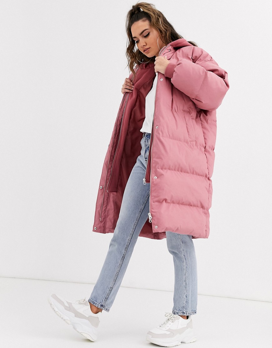 фото Розовое длинное дутое пальто с трикотажным капюшоном missguided-розовый