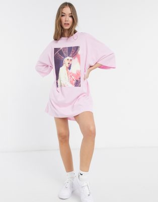 фото Розовое платье-футболка в стиле oversized с принтом asos design-розовый