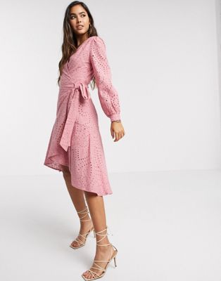 фото Розовое платье миди с вышивкой ришелье и запахом forever u-розовый