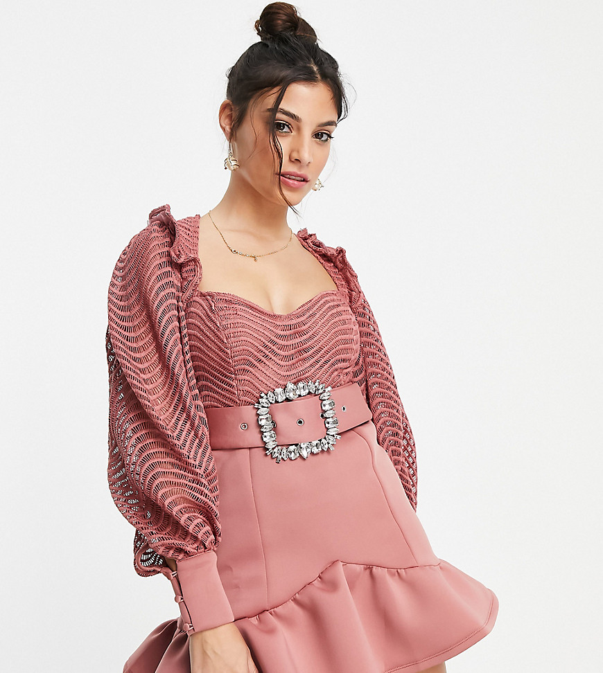 фото Розовое платье мини из кружева с волнистым узором, поясом со стразами, оборкой по низу юбки и рюшами asos design petite-голубой asos petite