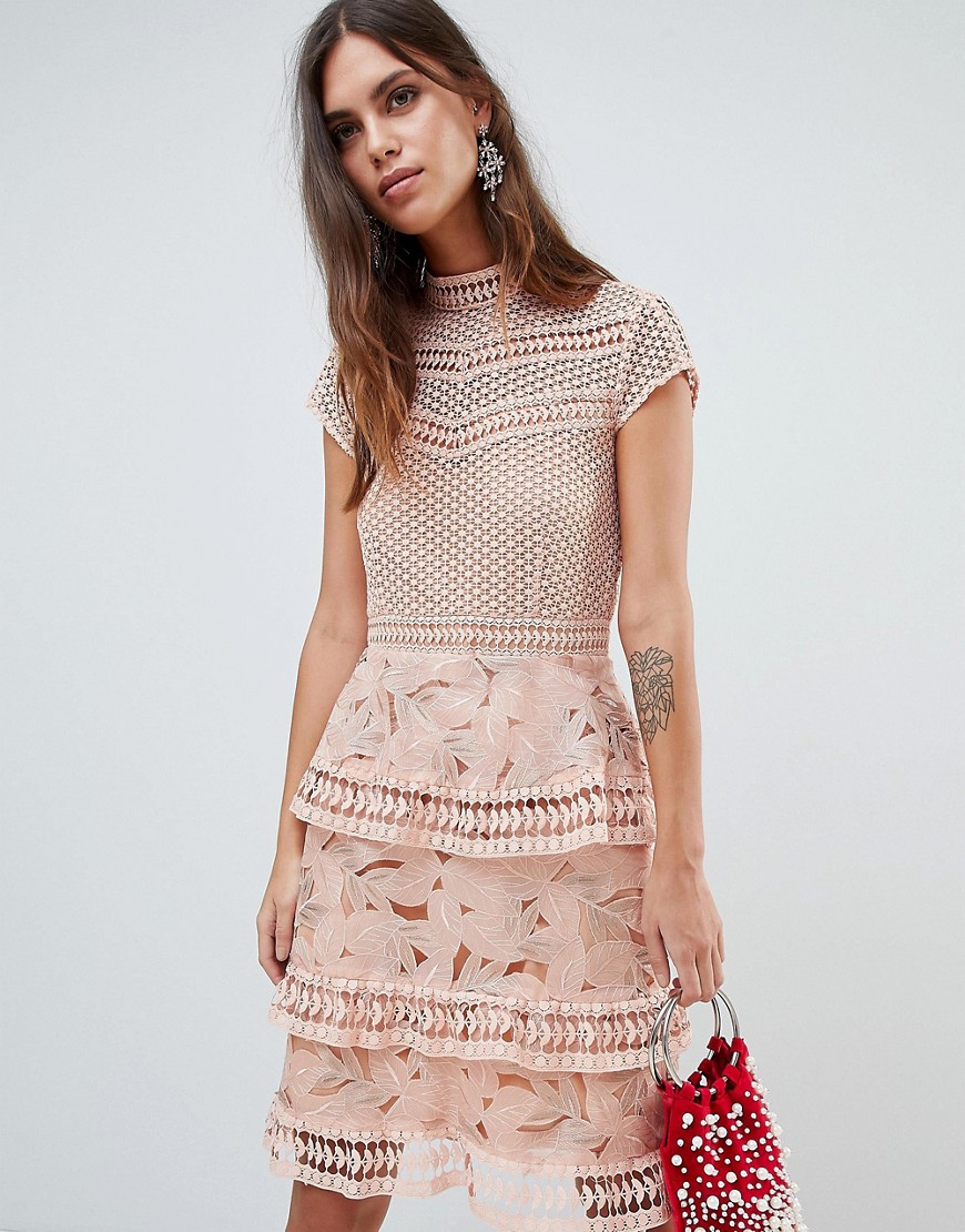 фото Розовое платье мини с ярусной юбкой и кружевной отделкой y.a.s-розовый