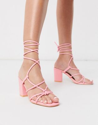 фото Розовые босоножки на блочном каблуке с завязкой на щиколотке glamorous-розовый