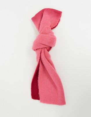 фото Розовый пушистый шарф с эффектом омбре asos design