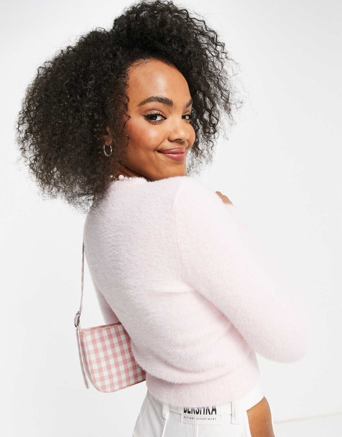 Lola may. Lola may. Укороченный топ с вырезом. Кроп-топ бежевый. Топ лол.