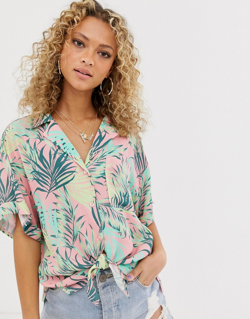 фото Рубашка из жатой ткани с короткими рукавами, узлом и тропическим принтом asos design-бесцветный