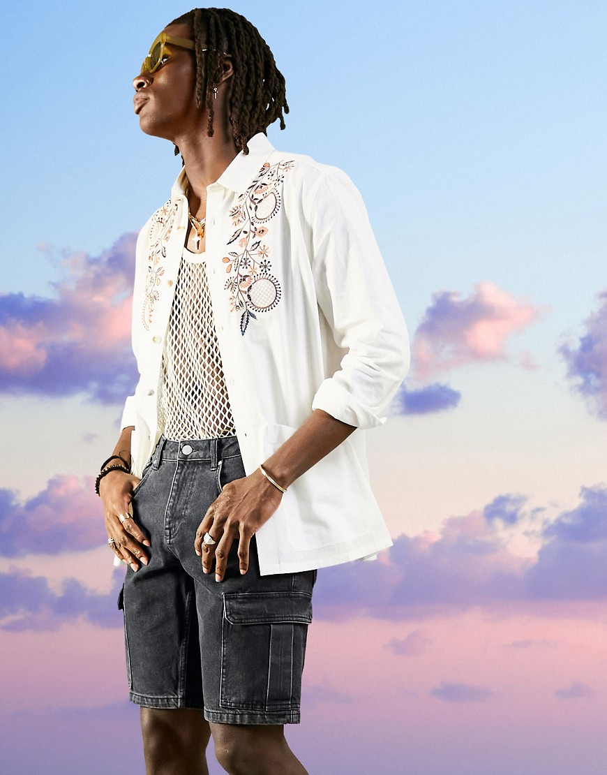 фото Рубашка навыпуск из хлопка и меланжевого полотна с цветочной вышивкой на груди asos design-белый