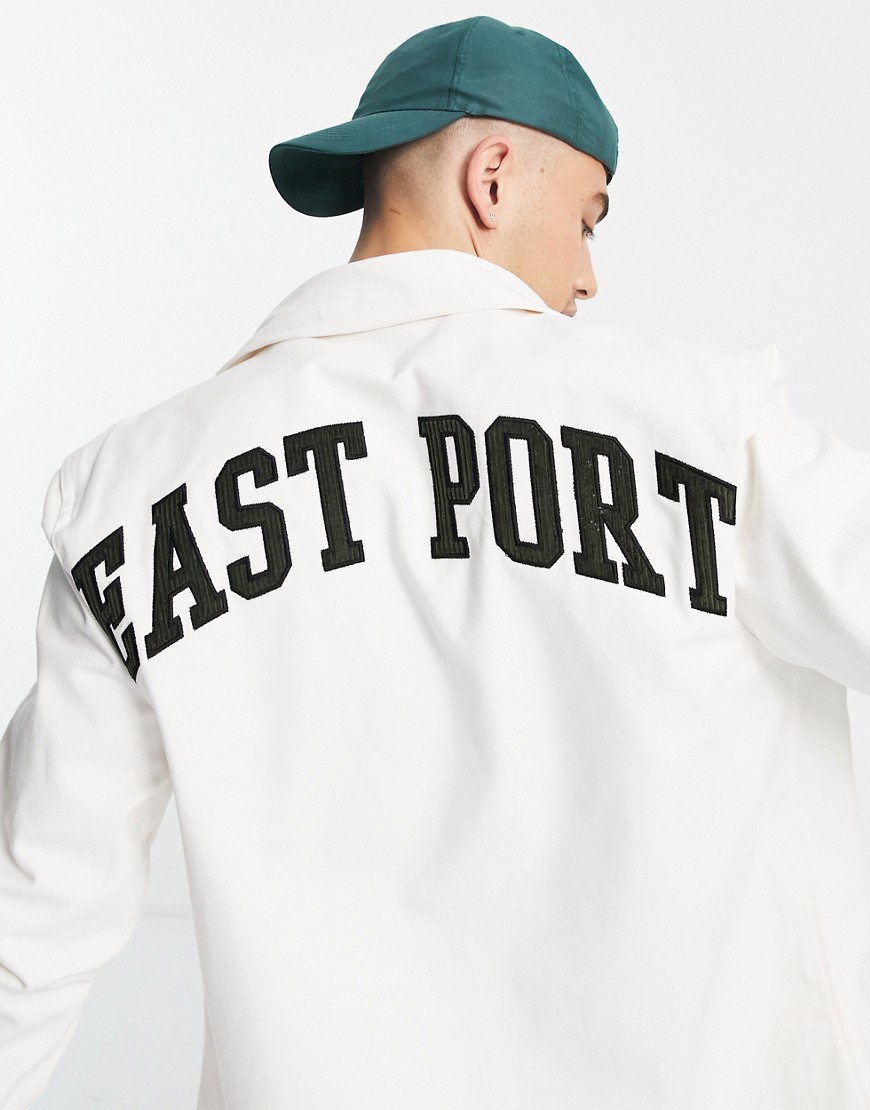 фото Рубашка навыпуск цвета экрю классического кроя с надписью east port river island-светло-бежевый цвет