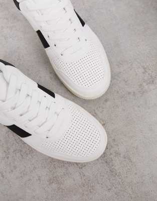 black trainers white stripe