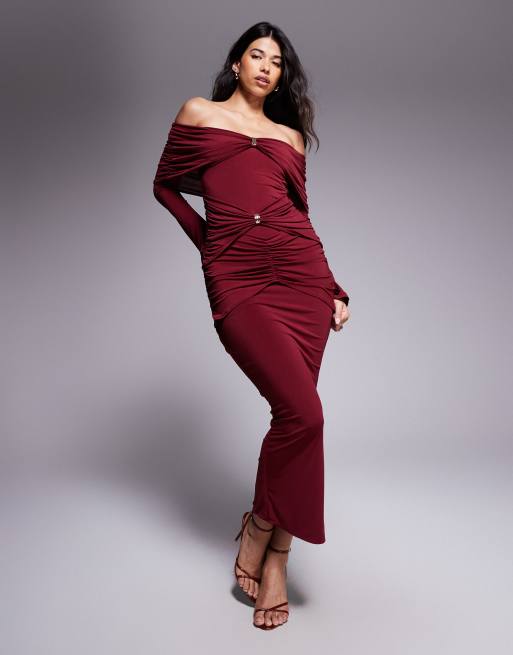Ruched & Ready – Bordowa sukienka maxi bodycon o dopasowanym kroju z odsłoniętymi ramionami, marszczeniami i ozdobnymi detalami w kolorze złotym