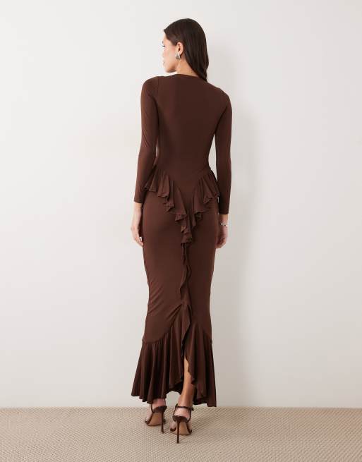 Ruched & Ready – Ciemnoczekoladowa modelująca sukienka maxi z długimi rękawami, drapowaniem i falbankami, 2 z 4