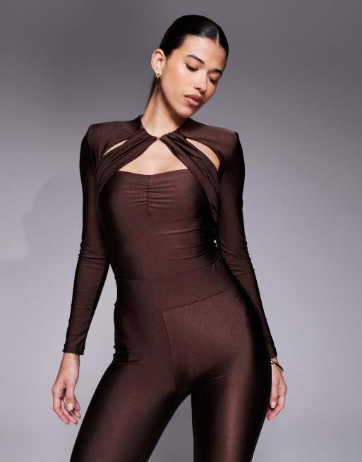 Ruched & Ready – Czekoladowe lśniące body modelujące z długimi rękawami, wycięciem i wyjmowanymi poduszkami na ramionach, część zestawu