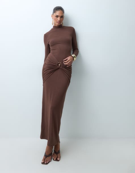 Ruched & Ready figurbetontes Maxikleid mit hohem Kragen, Drapierung und Metall-Detail in Schokobraun - view 1