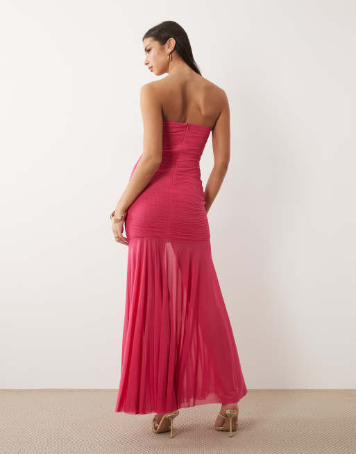 Ruched & Ready – Figurbetontes, trägerloses Netzstoff-Maxikleid in Rosa mit Cut-out, Knotendetail und transparentem Saum, 3 von 4