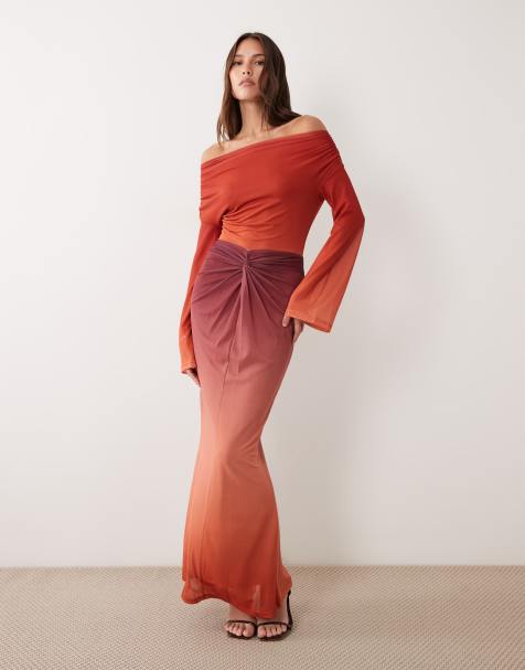 Ruched & Ready – Formendes, schulterfreies Maxikleid aus Netzstoff in Pflaume mit Farbverlauf, weiten Ärmeln und verdrehtem Rockdetail - view 1