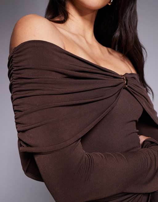 Ruched & Ready - Gemodelleerde mini-bodyconjurk met blote schouders, gouden hardware en rimpeleffect in chocoladebruin, 3 van 4