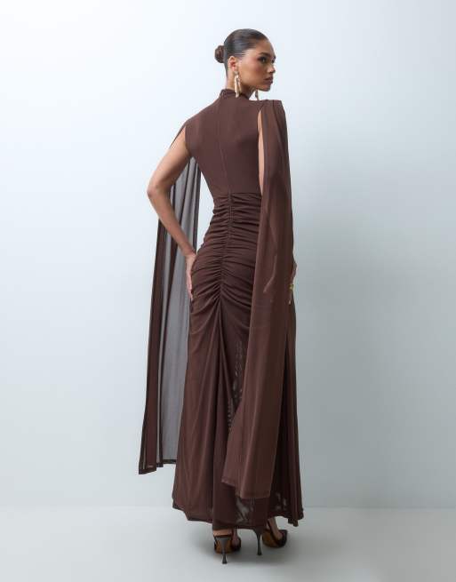Ruched & Ready gerimpelde mesh maxi jurk met hoge hals, capedetail en split tot aan de dij in donkerbruin, 4 van 4