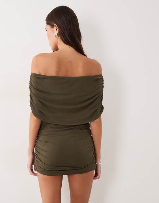 Ruched & Ready - Gevormde mini bodyconjurk met blote schouders, rimpeleffect en gouden hardware in kaki, 3 van 4