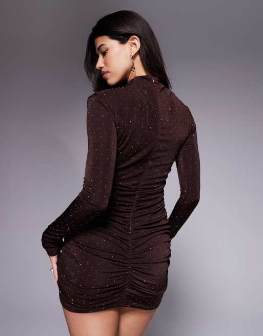 Ruched & Ready - Hoogsluitende mini-jurk met uitneembare schoudervullingen, aansluitende pasvorm, gedrapeerde voorkant en siersteentjes in chocoladebruin, 3 van 4
