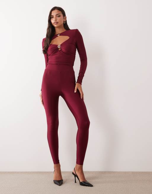 Ruched & Ready - Ensemble legging et body sculptant ultra-brillant avec détail doré et découpe à l'avant - Bordeaux, 3 de 3