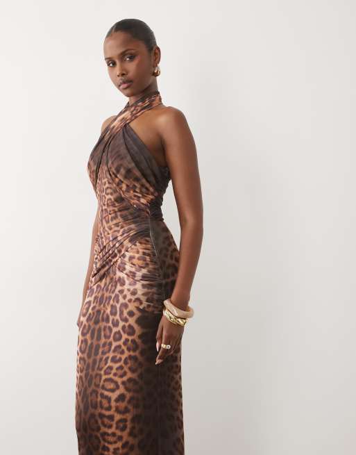 Ruched & Ready - Maxi jurk van mesh met gekruiste voorkant, halternek en gedrapeerde taille in donkere luipaardprint, 2 van 4