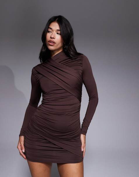 Ruched & Ready – Miss Me – Czekoladowobrązowa sukienka mini o dopasowanym kroju ze skrzyżowanym dekoltem i ozdobną spódnicą - view 1