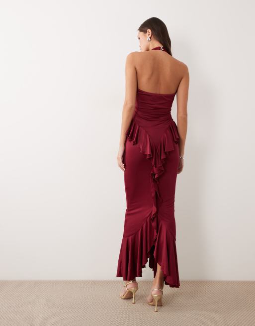 Ruched & Ready – Plommonfärgad, skulpterande maxiklänning med halterneck, öppen rygg, volang och draperad detalj, 2 av 4