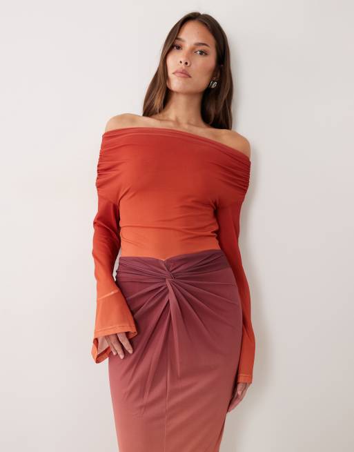 Ruched & Ready – Plommonlila, ombréfärgad, skulpterande maxiklänning i mesh med vida ärmar, bara axlar och snurrad kjoldetalj, 3 av 4