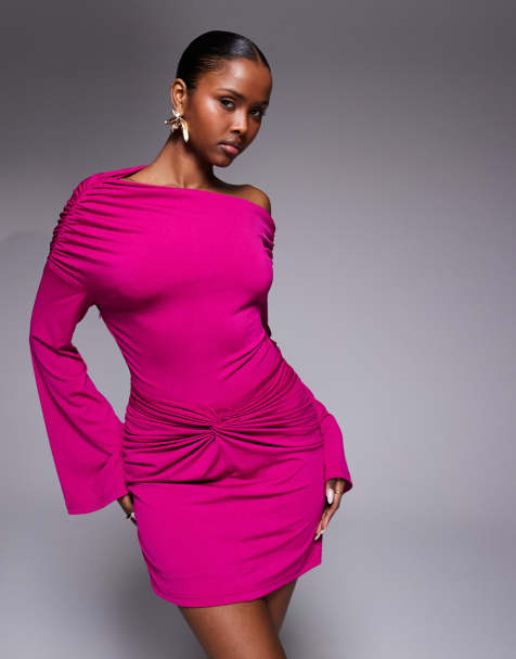 Ruched & Ready - Robe courte sculptante à épaules dénudées avec manches larges et jupe torsadée - Cerise - view 1