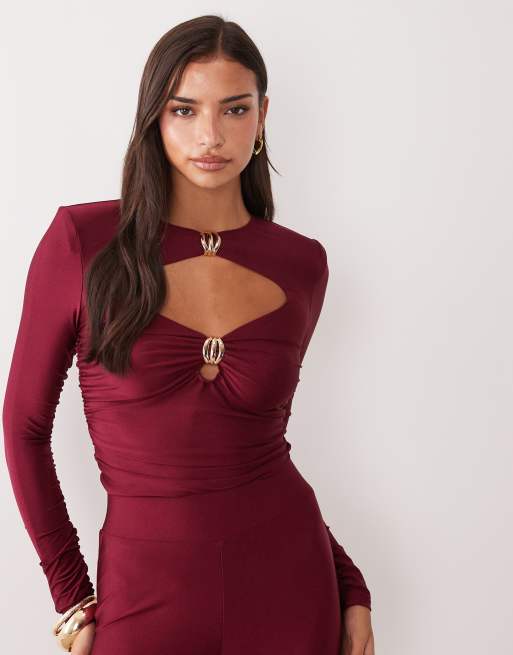 Ruched & Ready - Bordeaux formgivende sæt med bodystocking med skulderpuder, udskæring foran og guldfarvede metaldetaljer og leggings med højglans, 2 af 3